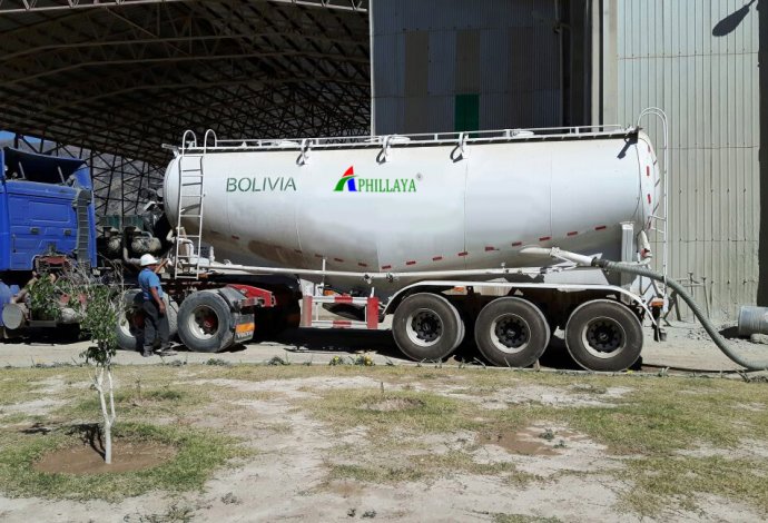 Our bulk cement tank trailer is for South America customer service